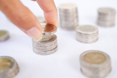 Gelecek planı 2021 yıllık konsept için para biriktirmek. Parmaklığı beyaz arka planda üst üste tutarak kapat.