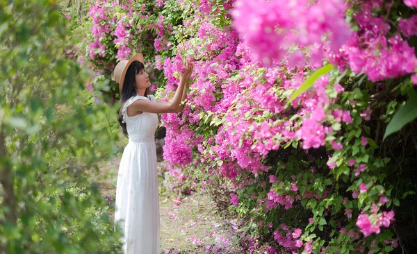 Mulher Asiática Com Vestido Branco Jardim Flores Bougainvillea Férias Verão — Fotografia de Stock