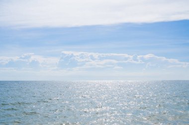 Mavi deniz ve mavi gökyüzü. Okyanus, doğa arkaplanı için taş. Yaz tatili konsepti.