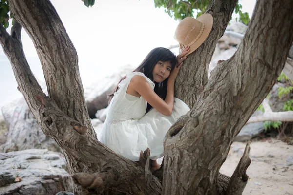 Gebrochenes Herz Einsame Frau Die Auf Einem Baum Mit Einem — Stockfoto
