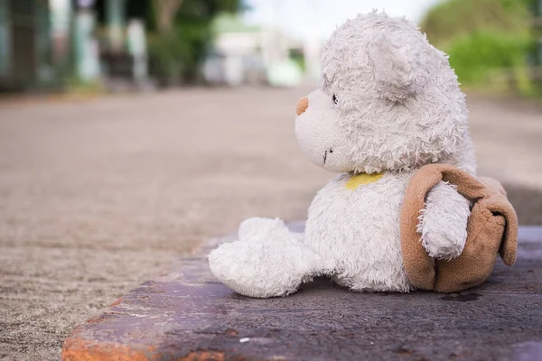 Зламана Концепція Серця Один Плюшевий Ведмідь Сидить Дорозі Передає Самотній — стокове фото