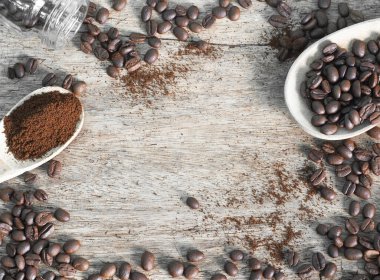 Kahve çekirdekleri ve kahve tozu ahşap arka planda ahşap kepçe üzerinde. düz ya da üstteki görünümde kopyalama alanı ile.