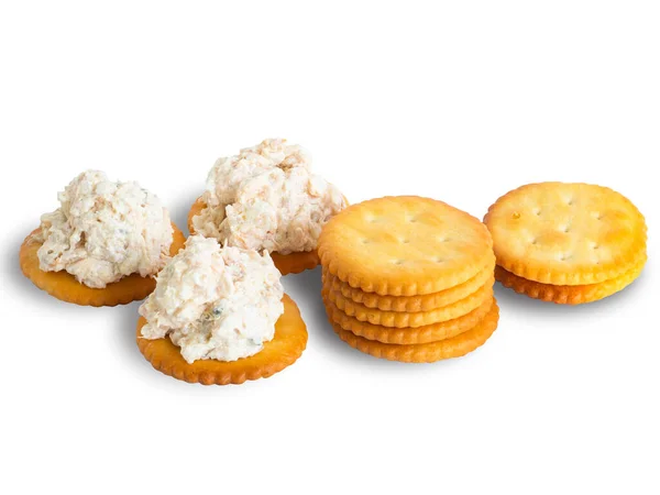 Cracker Met Tonijn Verspreid Isoleren Witte Achtergrond Snack Food Voor — Stockfoto