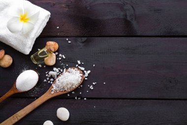 Aromaterapi spa seti. Yağ masajı ve havluyla deniz tuzu, ahşap üzerine Plumeria. Lüks otel spa odası için fotokopi alanı olan daire.