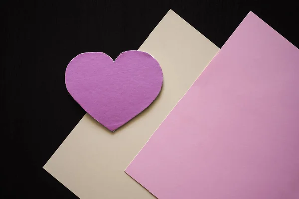 Capilla Corazón Papel Rosa Sobre Papel Amarillo Rosa Con Fondo — Foto de Stock