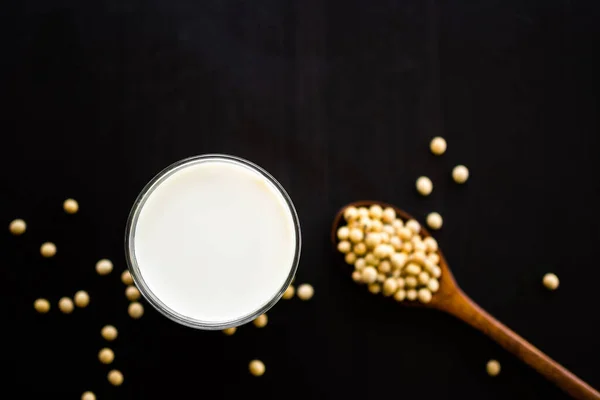 Sojamelk Glas Sojabonen Zwarte Houtondergrond Plat Lag Met Kopieerruimte Levensmiddelen — Stockfoto