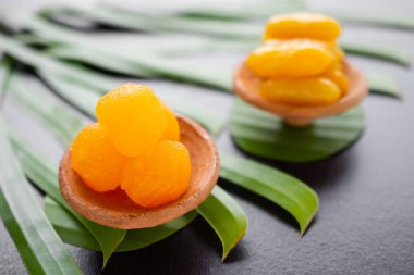 Muz yaprağında tanga Yod Tatlısı. Geleneksel Tayland tatlıları. Atıştırmalık ve tatlı yemek. Sağlık konsepti için yiyecek.