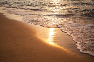 Sahilde deniz ve kumsalda gün batımı. Alacakaranlıkta doğa mucizesi. kavramsal ya da kırık kalp konsepti için.