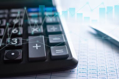 Grafik borsasında hesap makinesi ve veri dokümanında kalem. Çift pozlama görüntüsü. planlama para yatırımı kazanmak ve 2022 yılbaşı için para biriktirmek. finans ve iş kavramı.