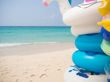 Mavi denizin bulanık görüntüsüyle plajda yüzen halkayı kapatın. Yaz ve tatil konsepti.