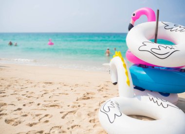 Mavi denizin bulanık görüntüsüyle plajda yüzen halkayı kapatın. Yaz ve tatil konsepti.