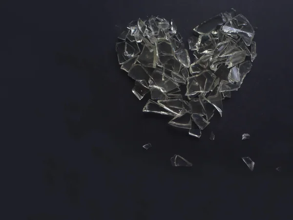 OLYMPUS DIGITAL CAMERAAbstract kırık kalp kırık cam kalp şekli kalbimi kırmak ya da kırık kalp konsepti.