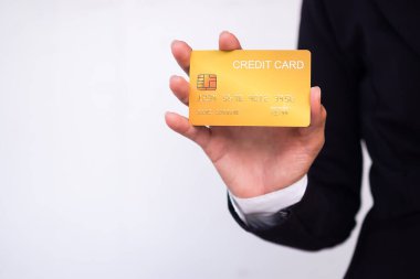 Siyah takım elbiseli, beyaz arka planda altın rengi kredi kartı tutan eli kesik bir kadın. ödeme, E-ticaret, çevrimiçi alışveriş veya M bankacılık konsepti için.