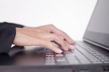 Beyaz arkaplanda klavye dizüstü bilgisayarı yazan personeli kapat. Sosyal medya, iş ve teknoloji konsepti üzerinden çalışıyor..