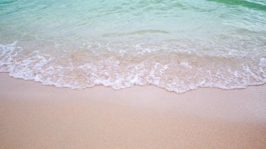 Beyaz deniz dalgalı kumsal yaz tatilinde ya da okyanus kıyısında seyahat hakkında bir makale hazırlamak için üstte..