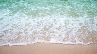 Beyaz deniz dalgalı kumsal yaz tatilinde ya da okyanus kıyısında seyahat hakkında bir makale hazırlamak için üstte..