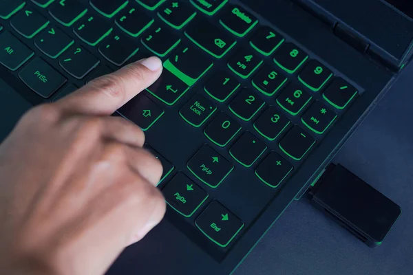 Veri hırsızlığı ya da kimlik hırsızlığı. Klavyeyi kapat ve veri toplamak için flash diskle yeşil ışıkta gir. laptop ro sunucu bilgisayarında veri imha veri koruması için makale.