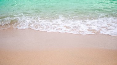 Beyaz deniz dalgalı kumsal yaz tatilinde ya da okyanus kıyısında seyahat hakkında bir makale hazırlamak için üstte..