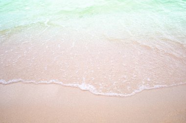 Beyaz deniz dalgalı kumsal yaz tatilinde ya da okyanus kıyısında seyahat hakkında bir makale hazırlamak için üstte..