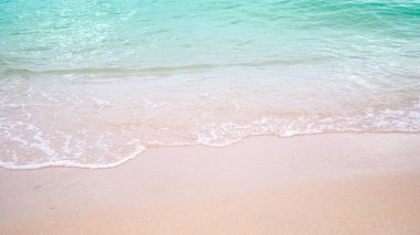 Beyaz deniz dalgalı kumsal yaz tatilinde ya da okyanus kıyısında seyahat hakkında bir makale hazırlamak için üstte..