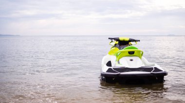 seyahat yaz tatili konsepti. Kıyıda mavi denizde sürat teknesi.