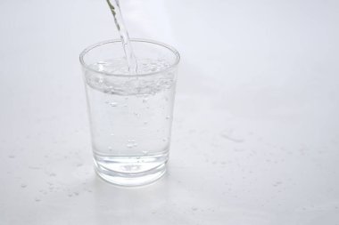 Ahşap bir bardağa saf su dökerek. Sağlıklı yaşam tarzı ve çevre koruma kavramı için ideal.