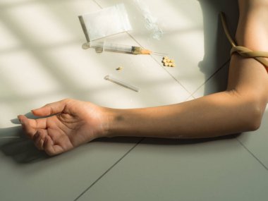 Eroin, Asyalı kadınlarla iğne. Eroin ağır uyuşturucudur. Uyuşturucu Eğlence Konsepti.