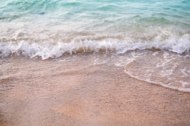 Beyaz deniz dalgalı kumsal yaz tatilinde ya da okyanus kıyısında seyahat hakkında bir makale hazırlamak için üstte..