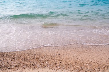 Beyaz deniz dalgalı kumsal yaz tatilinde ya da okyanus kıyısında seyahat hakkında bir makale hazırlamak için üstte..