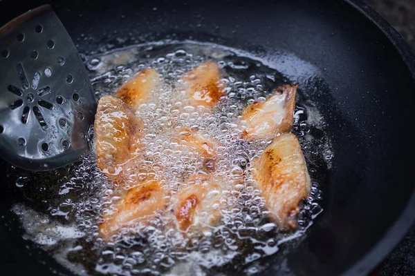 Alitas Fritas Pollo Con Aceite Vegetal Sartén Negra Freír Cocinar — Foto de Stock