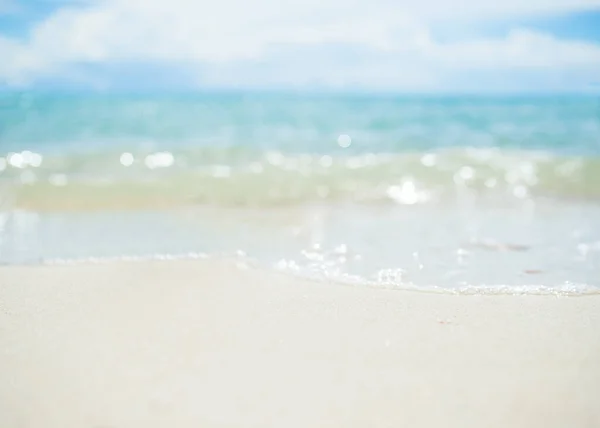 Zandstrand Zachte Golf Aan Kust Met Blauwe Zee Blauwe Lucht — Stockfoto