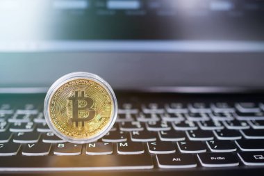 Klavye dizüstü bilgisayarında şifreli para birimi Bitcoin sembolleri. Teknoloji dijital trede borsası. planlama para kazanmak finansman yatırım ve gelecek tasarruf 2022 yeni yıl konsepti için.