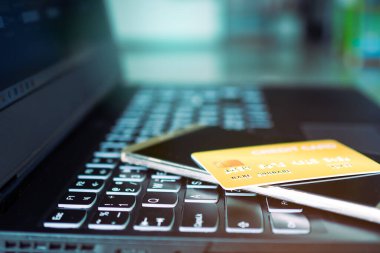 İnternet üzerinden alışveriş yapmak için klavye dizüstü bilgisayarındaki kredi kartı ve cep telefonu. teknoloji sektörü ve planlama para kazanır finansman yatırım ve tasarruf gelecek 2022 yeni yıl konsepti.