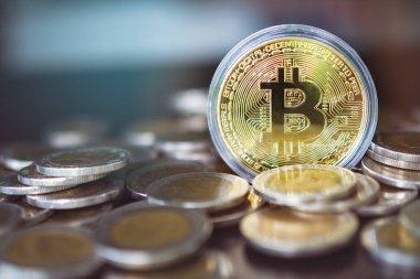 Altın Bitcoin kripto para yığını üzerinde bulanık arkaplan. Gelecekteki BTC madeni paralarını simgeliyor. Dijital ağ ticareti borsası. planlama para kazanmak finansman yatırım ve gelecek 2022 için tasarruf.