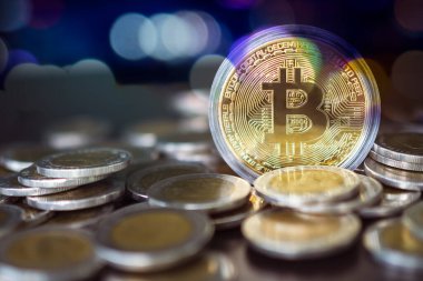 Altın Bitcoin kripto para yığını üzerinde bulanık bokeh ile. Gelecekteki BTC madeni paralarını simgeliyor. Dijital ağ ticareti borsası. planlama para kazanmak finansman yatırım ve gelecek 2022 için tasarruf.
