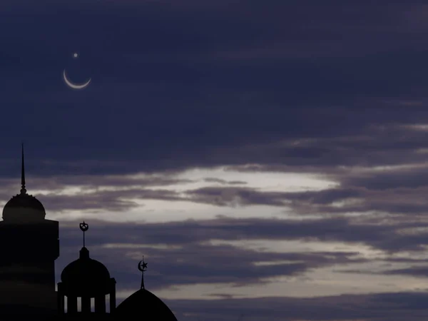 ラマダーン カレームの宗教シンボル 三日月と空の暗い黒の背景と夕暮れのドームモスク Eid Fitr Arabic Eid Adhaの概念については — ストック写真