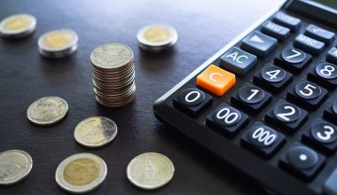 Tayland parası ve hesap makinesini koyu siyah ahşap arka plana yığın. planlama yatırım kazanır ve 2022 yeni yılı için para biriktirir. finans ve iş kavramı.