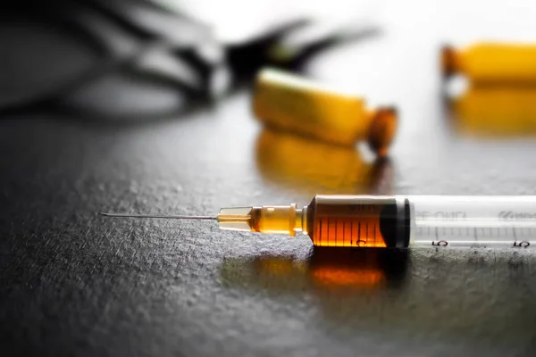 注射器中氯胺酮与玻璃瓶和橡胶模糊的图像在黑暗的黑色木制 阿片剂 致瘾物质 形成习惯物质 麻醉药品概念 — 图库照片