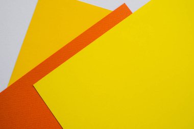 Kağıt sarısı ve turuncu renkli arka plan. Düz ve boş alan. Tropikal yaz tatili konsepti için soyut Gaudy.