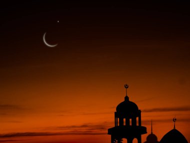 Ramazan kareem din sembolleri. Hilal ay ve gökyüzü koyu siyah arkaplanlı cami kubbesi. Kurban Bayramı, Arapça, Kurban Bayramı konsepti için.
