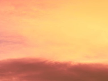 Turuncu Bulut gökyüzü soyut gradyanı bulanıklaştı. Yumuşak odaklı duvar kâğıdı tatlı yumuşak manzara. Seyahat için yaz tatili kavramı.