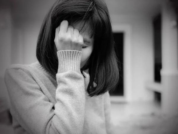 Зламана Концепція Серця Чорно Біле Зображення Жінки Стоїть Сумно Плаче — стокове фото