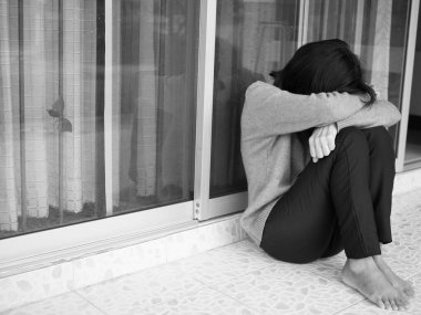 Ağlayan bir kadının siyah beyaz görüntüsü. Aşıklar yüzünden hayal kırıklığına uğradı, gerildi, pişman oldu kocası onu. Aşkta karşılıksız.