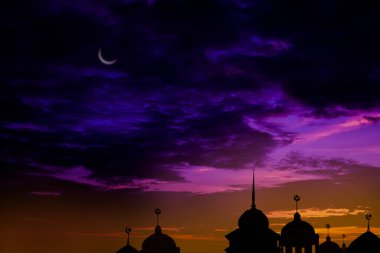Ramazan kareem din sembolleri. Hilal ay ve gökyüzü koyu siyah arkaplanlı cami kubbesi. Kurban Bayramı, Arapça, Kurban Bayramı konsepti için.