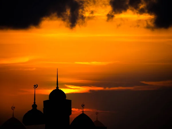 ラマダーン カレームの宗教シンボル 三日月と空の暗い黒の背景と夕暮れのドームモスク Eid Fitr Arabic Eid Adhaの概念については — ストック写真