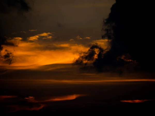 Прекрасный Ночной Закат Черное Облако Золотыми Закатами Сумерки Природы Наружный — стоковое фото