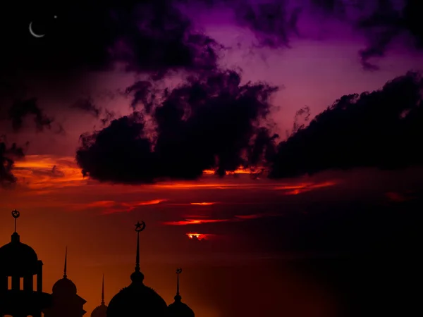 ラマダーン カレームの宗教シンボル 三日月と空の暗い黒の背景と夕暮れのドームモスク Eid Fitr Arabic Eid Adhaの概念については — ストック写真