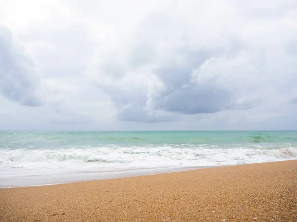 Sandstrand Der Küste Mit Verschwommenem Spritzwasser Blauem Meer Und Blauem — Stockfoto