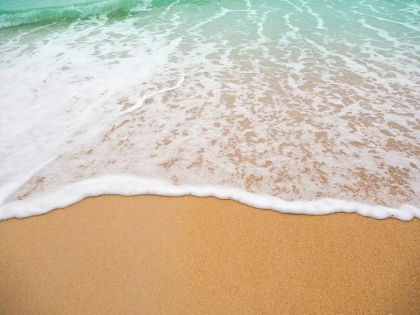 Weißer Schaum Wogt Blaues Meer Auf Sandstrand Hintergrund Der Küste — Stockfoto