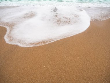 Sahilde kumsal arka planında beyaz köpük dalgaları var. Harika Phuket adası okyanus doğa manzarası. Boş alanı olan düz bir yer. Tropikal yaz tatili seyahat konsepti.